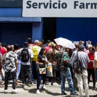 EL COLOMBIANO recorrió varios puntos de dispensación de medicamentos en Medellín. El común denominador es que los usuarios no reciban la entrega completa. FOTO Julio herrera