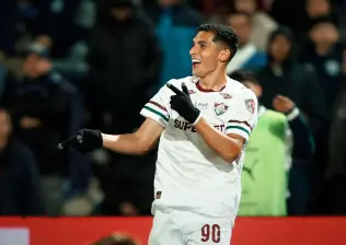 El colombiano Kevin Serna celebra su tanto ante Independiente Rivadavia en Mendoza, Argentina. Fluminense clasificó a cuartos de final tras la tanda de penales. FOTO TOMADA X@FluminenseFC