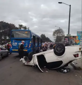 Así quedó el automóvil tras el accidente. FOTO: redes sociales.