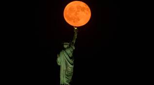 Mezquita Fanar, Doha, Qatar. La Superluna del Esturión no solo es un evento hermoso para contemplar, sino también un recordatorio de los ciclos naturales y la constante danza del universo.. Foto: GETTY