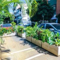 El parklet se extendió sobre la calle 11A y el próximo estará al frente del restaurante Hacienda. De ser exitosos, nuevos parklets se podrían asentar sobre otras vías en Medellín. FOTO ESNEYDER GUTIÉRREZ 