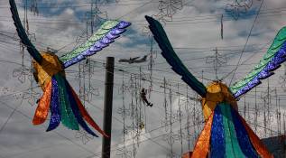 Cada año, el Alumbrado Navideño de Medellín es mucho más que una simple decoración; es un motor económico y turístico fundamental. Atrae a un sinnúmero de visitantes de Colombia y del extranjero que llegan específicamente para experimentar la magia de las luces. Foto: Manuel Saldarriaga Quintero.