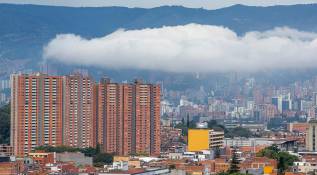 El fenómeno de los apartamentos entre nubes se ha normalizado. En barrios y sectores elevados, ya no es inusual que los residentes experimenten cómo la neblina o las nubes bajas, típicas de ciertas horas del día o temporadas de lluvia, atraviesan literalmente sus balcones o ingresan por las ventanas. Foto: Juan Antonio Sánchez