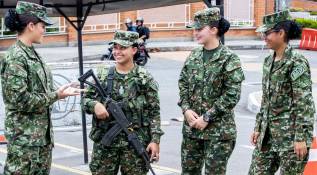  Mujeres soldado realizan labores de seguridad en el ingreso de la guarnición militar de Medellín. Foto: Jaime Pérez