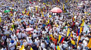 Medellín le cumplió a la marcha del silencio: familias enteras marcharon en apoyo a Miguel Uribe y en rechazo al gobierno. Foto: Manuel Saldarriaga Quintero.