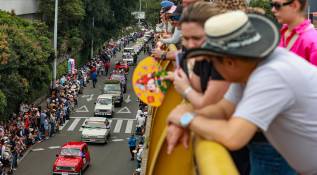 Con una gran asistencia y ambiente festivo, el desfile reafirma su lugar como uno de los pilares culturales de la Feria de las Flores, destacando la pasión de los antioqueños por la tradición, la familia y la memoria sobre ruedas. Foto: Manuel Saldarriaga Quintero.