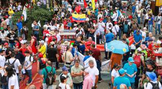 Marcha en la ciudad de Cali. Miles de colombianos se movilizaron este 1° de mayo en las principales ciudades del país para conmemorar el Día Internacional del Trabajo y expresar sus demandas por mejores condiciones laborales. Foto: AFP