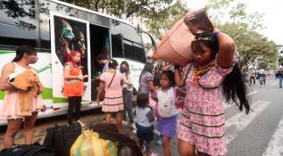 Los indígenas emberá Katío que se encontraban en las calles del barrio Niquitao, retornaron a sus diferentes resguardos en el territorio chocoano. FOTO: Jaime Pérez 