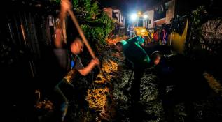 Esta emergencia se registró sobre las 5:30 de la tarde del jueves, cuando miles de metros cúbicos de lodo cayeron sobre este sector, provocando la muerte de cinco personas, integrantes de dos familias del sector. Foto: Camilo Suárez Echeverry