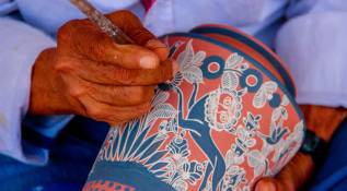 Las calles de Tonalá combinan historia, cultura y comercio en un ambiente donde el arte forma parte del paisaje cotidiano. Foto: Oficina de Visitantes y Convenciones de Guadalajara