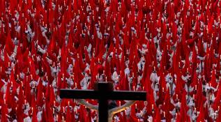En el pueblo español de Tarazona, los penitentes de la cofradía del Silencio del Santísimo Cristo del Rebate, conocidos popularmente como “ensacados” por los sacos de arpillera que cubren sus cabezas, se reúnen en la iglesia para orar durante toda la Semana Santa. Foto: AFP