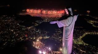 Un espectáculo de luces se proyecta sobre el Arco de Triunfo mientras los fuegos artificiales iluminan el cielo durante las celebraciones de Año Nuevo en los Campos Elíseos de París (Francia). Foto: Afp 