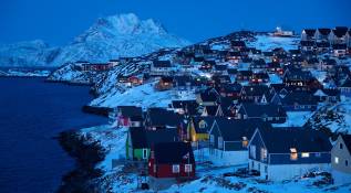 Con apenas 56.000 habitantes, la vida en la isla es un desafío logístico constante. Es un lugar tan remoto que no existen carreteras que conecten las ciudades entre sí; los groenlandeses se desplazan entre asentamientos utilizando barcos, helicópteros y aviones, dependiendo de las condiciones climáticas. Foto: Depositphotos