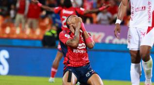 Un descuido o una mala lectura de la jugada permitieron que el América de Cali encontrara el gol del empate, silenciando el estadio y dejando a los hinchas del “Poderoso de la Montaña” con una sensación de incredulidad y frustración. Foto: Manuel Saldarriaga Quintero. 