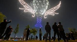 Los drones, controlados de forma remota, dibujaron en el aire figuras como el logo del Korea Drone Expo, la bandera de Corea del Sur y otros diseños llamativos. La música y los efectos especiales complementaron el espectáculo nocturno. Foto: AFP