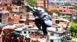 Cada descenso se convierte en una demostración de dominio del cuerpo y del equilibrio, manteniendo al público al borde de sus asientos. Foto: Manuel Saldarriaga Quintero.