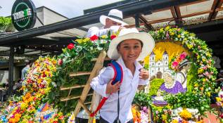 La jornada, vibrante y llena de color, reafirmó el profundo arraigo de la cultura silletera en esta localidad del sur del Valle de Aburrá, demostrando que la tradición florece en el corregimiento de Santa Elena y también en las veredas envigadeñas. Foto: Esneyder Gutiérrez 