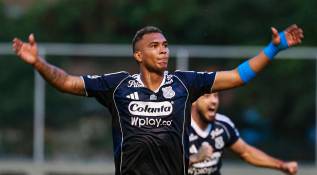 Los aficionados que llegaron a las tribunas del estadio prendieron, durante los últimos minutos del encuentro, las linternas de sus celulares, a modo de protesta por la oscuridad y como una manera de que el escenario deportivo se iluminara. Foto: Manuel Saldarriaga Quintero.