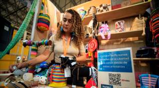 Esta estrategia incluye formación en artes y oficios como carpintería, marroquinería, confección o panadería, pero también les dan herramientas para que puedan emprender y los capacitan en habilidades emocionales, de modo que no solo encuentren formas de sustento, sino que también logren una exitosa resocialización familiar y social. FOTO Camilo Suárez
