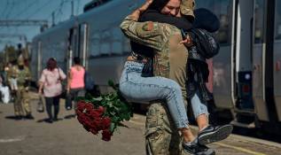 Las familias de los soldados en Ucrania viven con la constante preocupación por sus seres queridos que luchan en las diferentes zonas de guerra. Foto: Getty