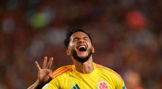 La figura de la noche sería Suárez, quien con frialdad y oportunismo anotó cuatro goles que desataron la euforia de los colombianos dentro y fuera de la cancha. Foto: GETTY