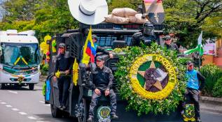 Este desfile resalta un aspecto fundamental de la sociedad: el respeto y la admiración por aquellos que, día a día, se juegan la vida por la seguridad de todos. Es un emotivo recordatorio de que los verdaderos héroes están entre nosotros. Foto: Manuel Saldarriaga Quintero