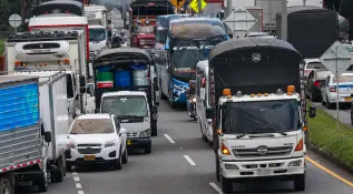 Un fuerte trancón se registró en la vía que conecta a Medellín con Caldas y el Eje Cafetero, debido a las protestas de transportadores de carga y mercancías que iniciaron en la madrugada de este lunes. Foto: Manuel Saldarriaga Quintero.