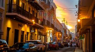 Recorrer el Viejo San Juan al caer la tarde es adentrarse en un escenario detenido en el tiempo, donde la modernidad del Caribe cede el paso a la solemnidad de la historia. Foto: Juan Antonio Sánchez 