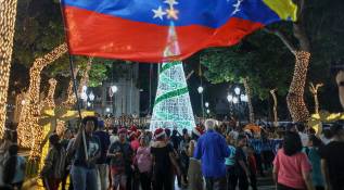 A pesar de los esfuerzos por teñir el ambiente de fiesta, el telón de fondo de esta celebración es de alta complejidad. La tensión política interna sigue siendo una constante, con una profunda polarización que afecta todos los aspectos de la vida pública. Foto: GETTY