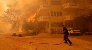 Las llamas siguen propagándose en la zona de Alejandrópolis y también en las islas de Eubea y Citnos en el mar Egeo y en la región de Beocia, al noroeste de Atenas, alimentadas por una peligrosa mezcla de fuertes vientos y temperaturas muy calurosas. Foto: GETTY