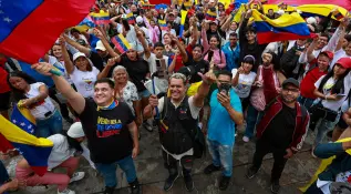 En el Parque de las luces los asistentes manifestaban estar súper felices porque aseguraban que ya Venezuela es libre. Mientras no dejaban de ondear la bandera de su país. Foto: Manuel Saldarriaga Quintero.