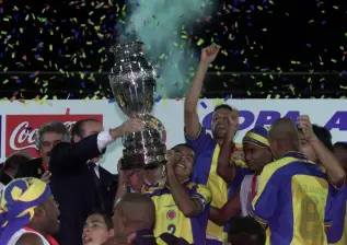Los jugadores de la Selección Colombia celebrando el título de la Copa América 2001 que se realizó en el país: Armenia, Pereira, Manizales, Cali, Barranquilla, Medellín y Bogotá, como sedes. FOTO MANUEL SALDARRIAGA 