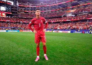 Esta es una de las imágenes que dejó la eliminación de Portugal del Mundial de Norteamérica, con Cristiano Ronaldo, triste y solo en el campo de juego. FOTO GETTY 