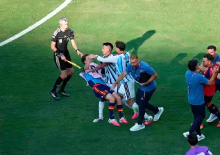 Esta es una de las imágenes que se conocen sobre las agresiones de Leandro Paredes a los jugadores de España, tras perder la final en el Mundial de Norteamérica. FOTO GETTY 