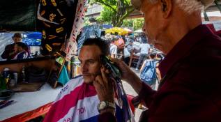 José Darío Zapata, el barbero más económico de Medellín, es mucho más que un simple proveedor de servicios de barbería. Es un símbolo de resiliencia, generosidad y comunidad. A través de su trabajo, no solo ha encontrado una nueva vocación, sino que también ha creado un espacio de solidaridad y apoyo para muchos de sus clientes y la comunidad en general. Foto: Julio César Herrera