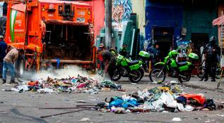 Sin mayores inconvenientes se realizó hoy la limpieza total de la calle del Bronx en el centro de Medellín. FOTO: Julio César Herrera