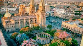 El Centro Histórico de Guadalajara de noche es un espectáculo visual y cultural vibrante con la iluminación de sus joyas históricas. Foto: Oficina de Visitantes y Convenciones de Guadalajara