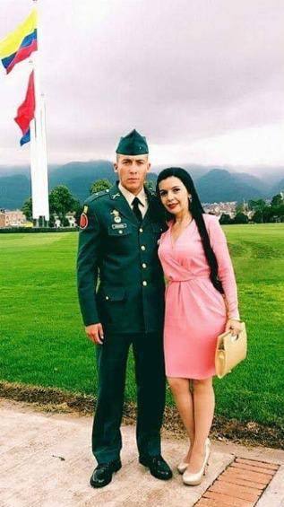 El subteniente Jheyner Carmona junto a su madre. Su esposa evita mostrar la cara por seguridad. FOTO: ARCHIVO PARTICULAR