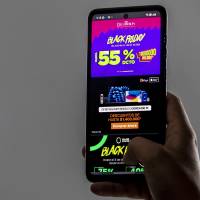 La mayoría de colombianos que comprará en Black Friday lo hará desde el celular, tras ver reseñas y comparar precios. FOTO Jaime Pérez Munévar