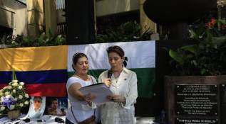El gremio periodístico de Antioquia recordó a Mateo Pérez Rueda con una velatón y actos simbólicos en defensa de la libertad de prensa. Foto: Camilo Súarez