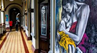 El 70% que actualmente visitan el palacio son extranjeros que aprovechan que pueden tener contacto directo con los artistas para comprar sus obras ya sea en euros, dólares, u otras formas de canje. Foto: Julio César Herrera