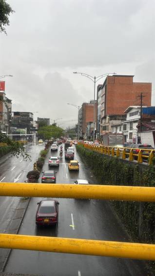 La avenida 33, sentido oriente occidente, es otra de las vías en las que los ciudadanos reportan alta congestión debido a las lluvias. Foto: Cortesía