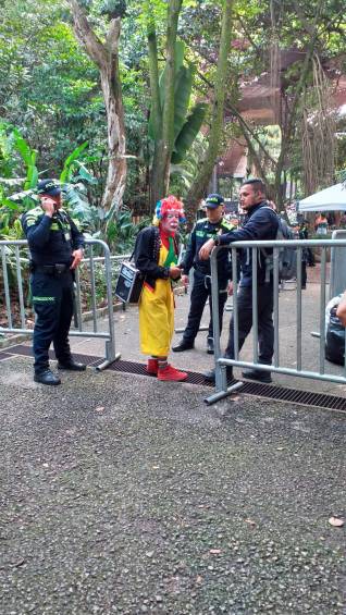 Hasta un payaso tuvo asiento: así fue el detrás de cámaras del evento de Petro con adultos mayores en Medellín