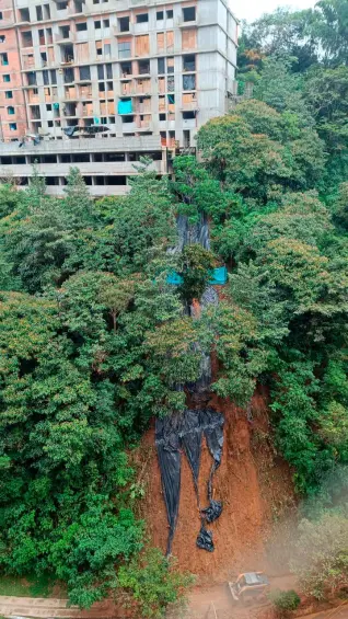 Esta es la imagen del talud completo y la construcción. FOTO: Cristian Álvarez