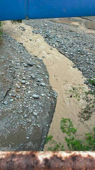 Este es el reporte de la comunidad sobre la disminución del caudal del río Pozo tras el alud de tierra que lo taponó a la altura de La Merced (Caldas). FOTO CORTESÍA