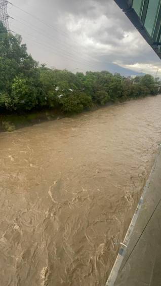 Río Medellín se creció con el aguacero de este jueves. Foto: Manuel Saldarriaga