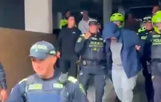Este es el momento en el que la Policía saca del edificio al presunto abusador. FOTO: Captura de pantalla