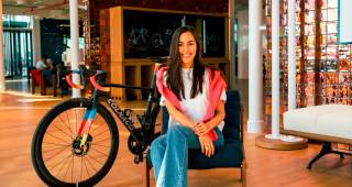 Melissa (quinta de izquierda a derecha) y el UAE Team ADQ comienzan a ganar reconocimiento en el ciclismo femenino. FOTO CORTESÍA