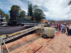 Así quedó la tarima que colapsó por un ventarrón en el parque de El Carmen de Viboral. FOTO: CORTESÍA