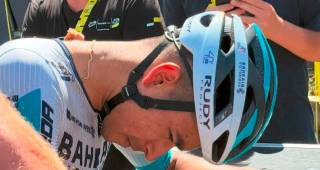 La imagen de Santiago Buitrago tras llegar a la meta este viernes después de su dramática caída. FOTO @ESPNCiclismo